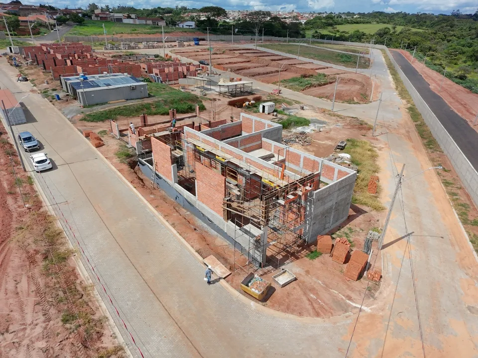 Casas Jardim do Bosque II: casas em construção