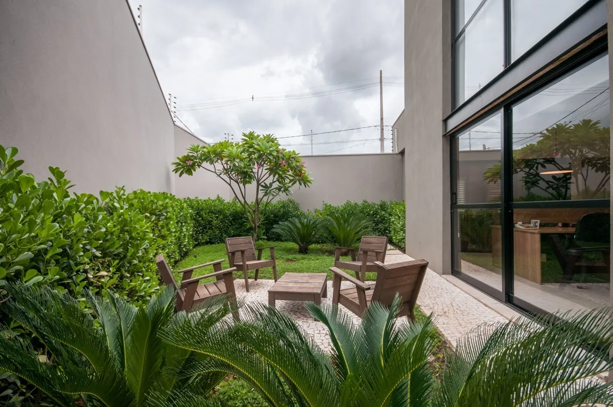 Jardim externo da sede